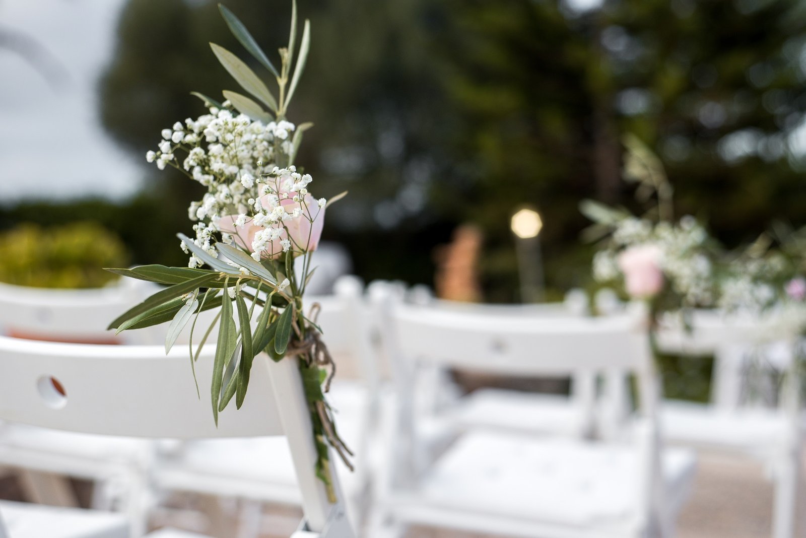 Blumen für Trauung, Hochzeitsdekoration. Ausstattung für Hochzeit.